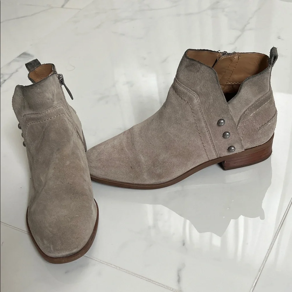 📫BUY 2 for $20 📫 Franco Sarto Taupe Suede Ankle Booties